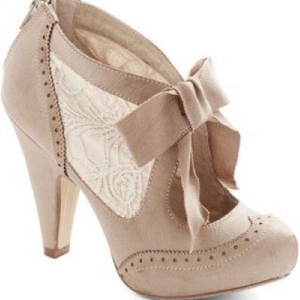 Beige booties with bow detail